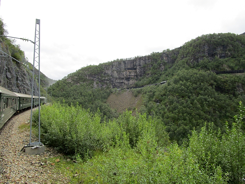 Blick auf zwei Ebenen der Bahnlinie an der gegenüberliegenden Talseite