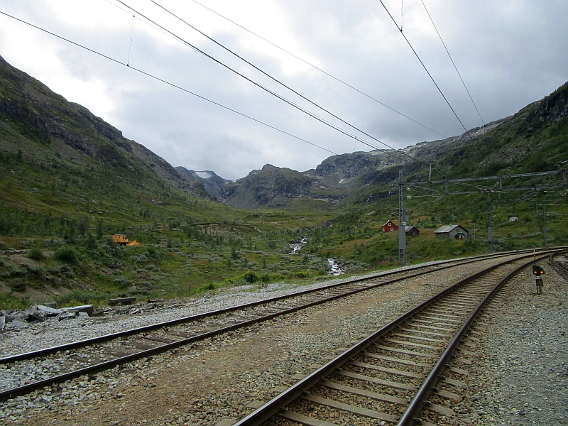 Blick über die Gleise der Bergensbane auf die Gebirgslandschaft bei Myrdal
