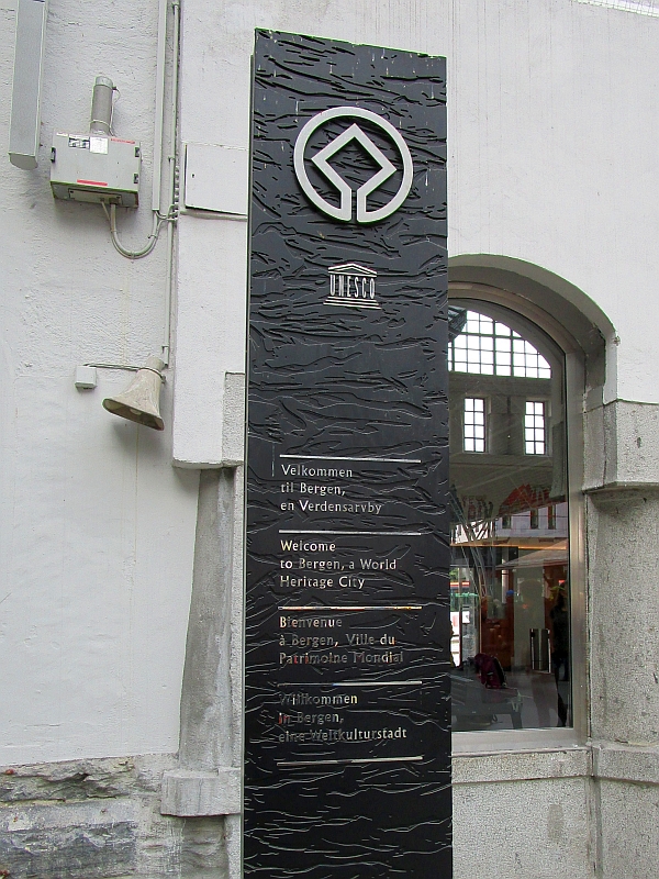 Stele im Bahnhof zum UNESCO-Weltkulturerbe