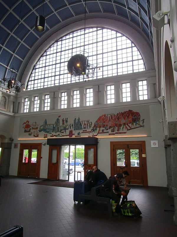 Eingangsbereich Bahnhof Bergen