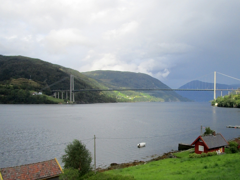 Blick vom Zug auf die Osterøybrua über den Sørfjord