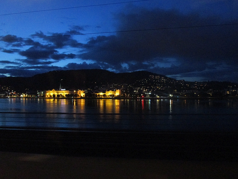 Blick vom Bahnhof Drammen auf die beleuchtete Innenstadt