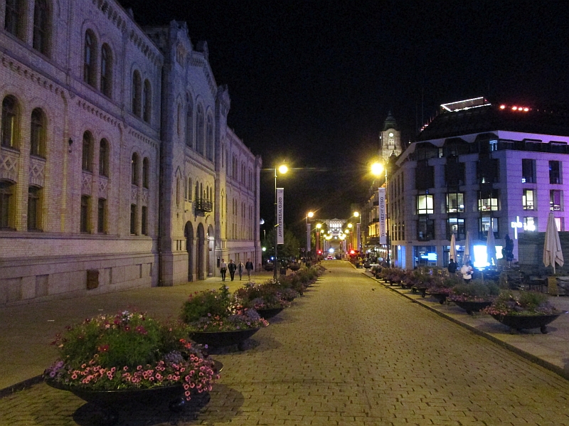Karl Johans gate in Oslo mit Blick zum königlichen Schloss bei Nacht