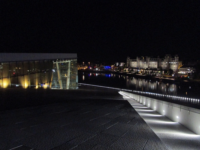Aussicht vom Dach der Oper Oslo zum Hafenspeicher Havnelageret bei Nacht