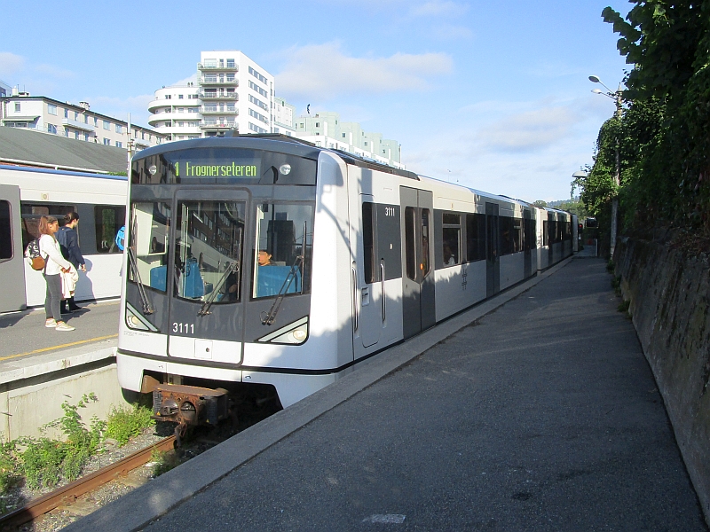 U-Bahn der Linie 1 an der Station Majorstuen in Oslo