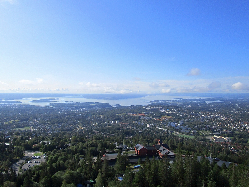 Ausblick vom Holmenkollbakken über Oslo und den Fjord