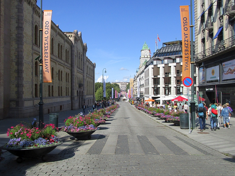 Blick über die Prachtstraße Karl Johans gate zum königlichen Schloss