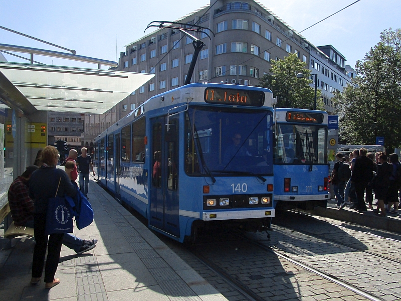 Straßenbahn vom Typ SL79 an der Station Nationaltheateret