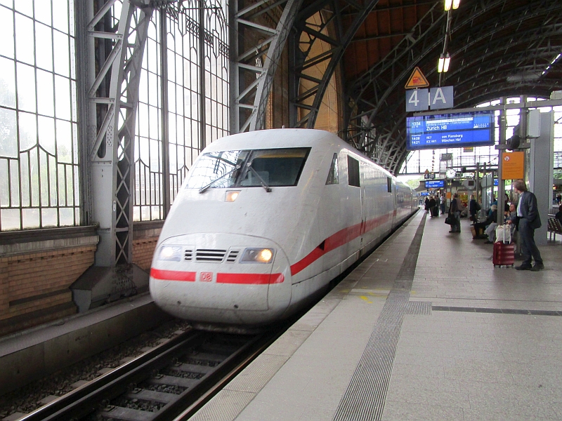 Einfahrt eines ICE 1 in den Bahnhof Hamburg Dammtor
