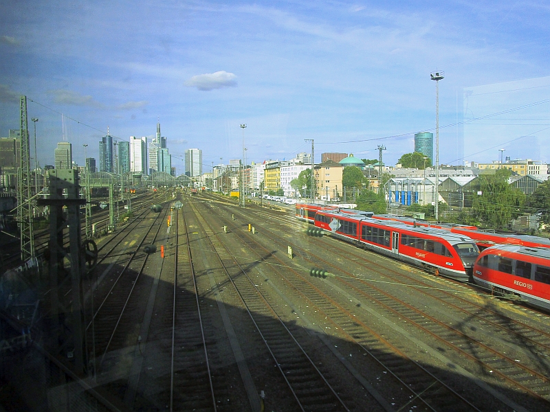 Blick vom Zug über die Gleise am Frankfurter Hauptbahnhof