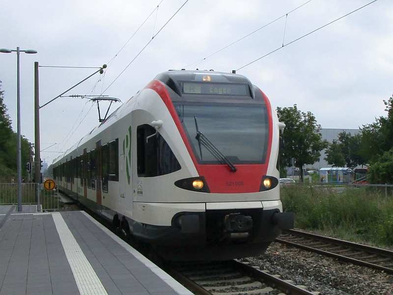 Flirt-Triebzug der S-Bahn Basel am Haltepunkt Konstanz-Wollmatingen
