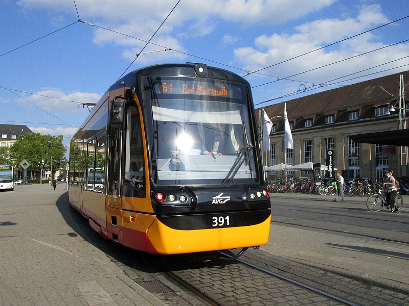 NET 2012-Stadtbahnzug der AVG in Karlsruhe