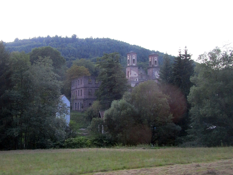 Blick vom Zug auf die Klosterruine Frauenalb