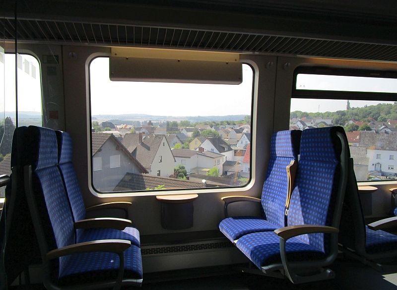 Blick durch das Zugfenster auf den Ort Thür