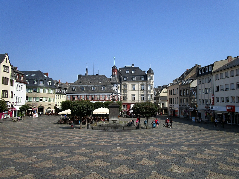 Blick über den Marktplatz zum Alten Rathaus Mayen