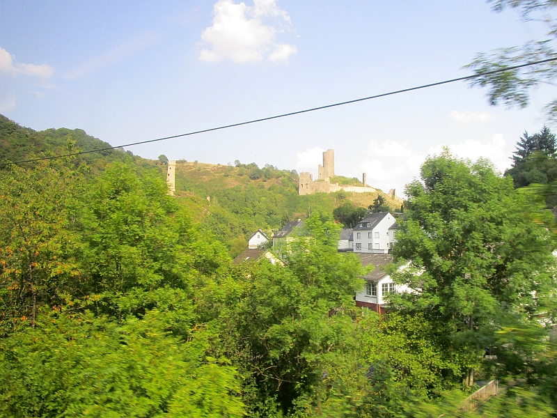 Blick vom Zug auf die Ruinen von Löwen- und Philippsburg bei Monreal