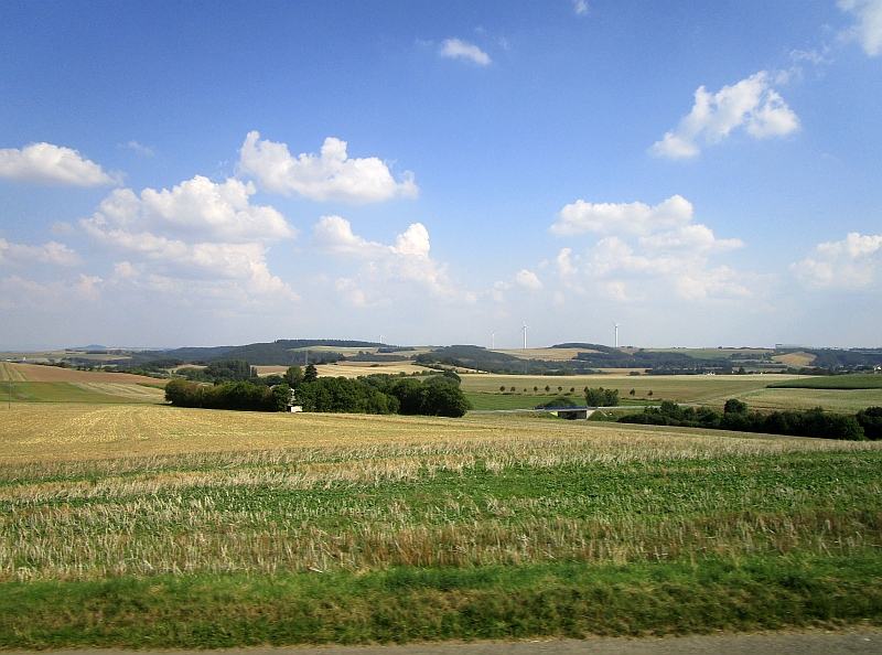 Blick durch das Zugfenster auf die Landschaft der Pellenz