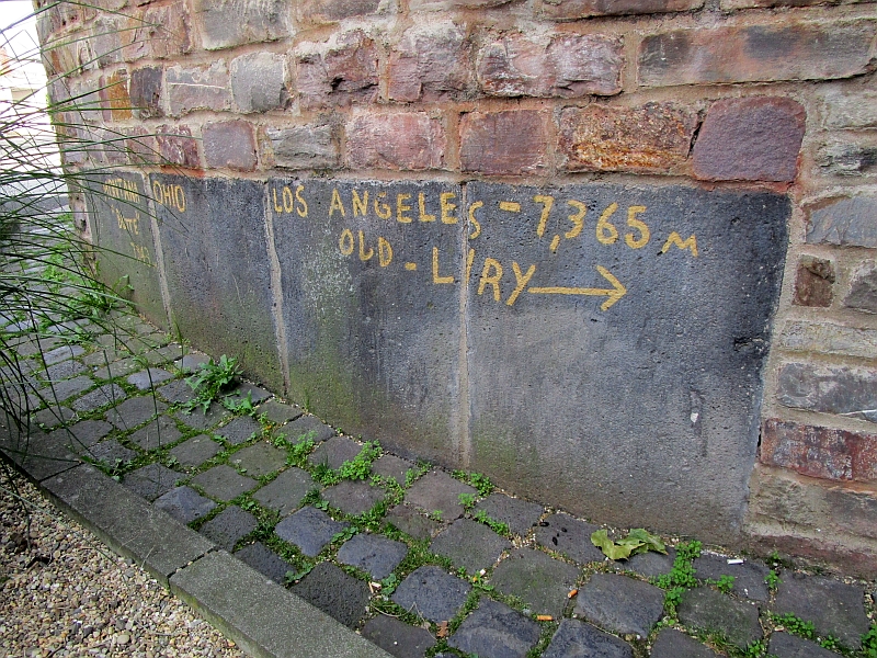 Markierungen aus dem Zweiten Weltkrieg an einer Brücke am Bahnhof Andernach