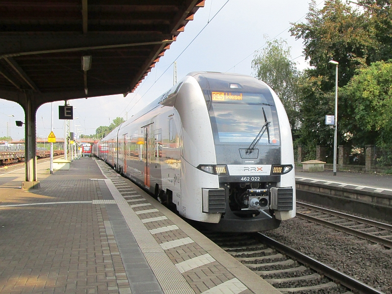 Einfahrt des Rhein-Ruhr-Express in den Bahnhof Andernach
