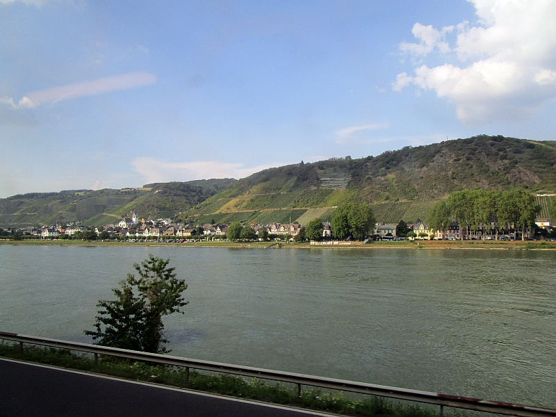 Blick vom Zug über den Rhein nach Leutesdorf