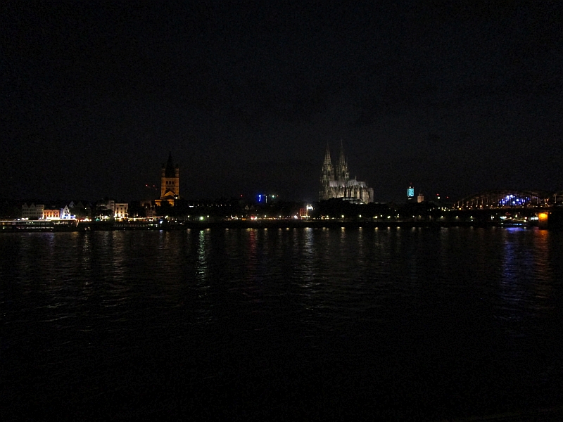 Blick bei Nacht über den Rhein zum Kölner Dom