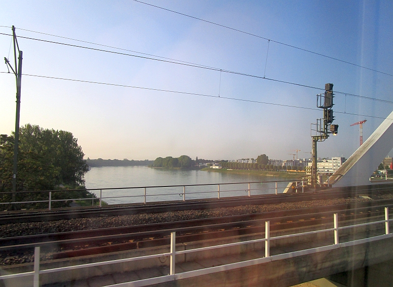 Fahrt über den Rhein zwischen Ludwigshafen und Mannheim