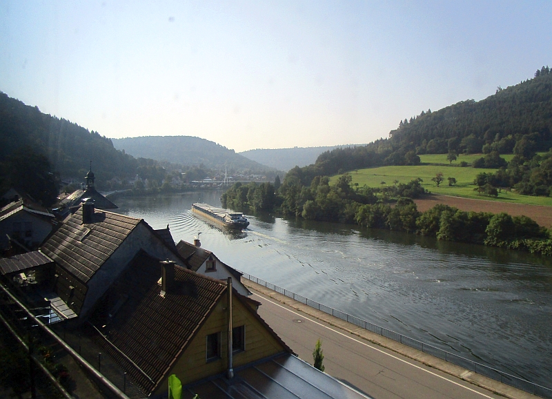 Blick vom Zug auf den Neckar