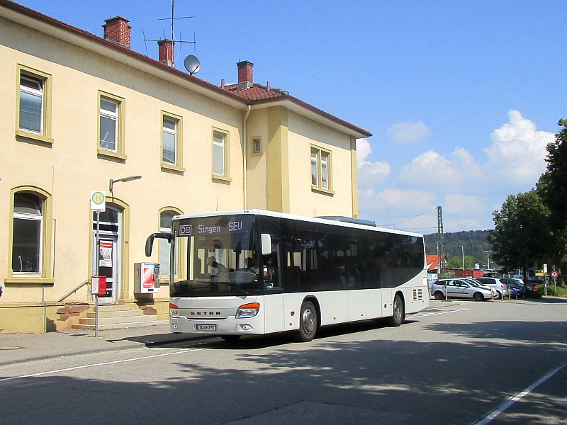 Bus des Schienenersatzverkehrs nach der Ankunft am Bahnhof Engen