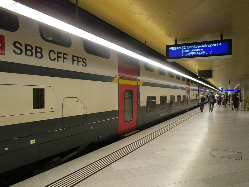 IC2000-Doppelstockzug im Tiefbahnhof des Hauptbahnhofs Zürich