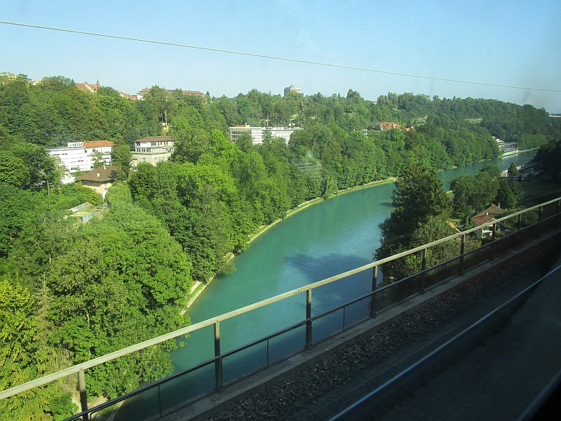 Blick vom Zug auf die Aare bei Bern