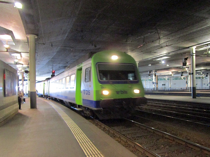 Einfahrt eines EW III-Pendelzugs der bls in den Bahnhof Bern