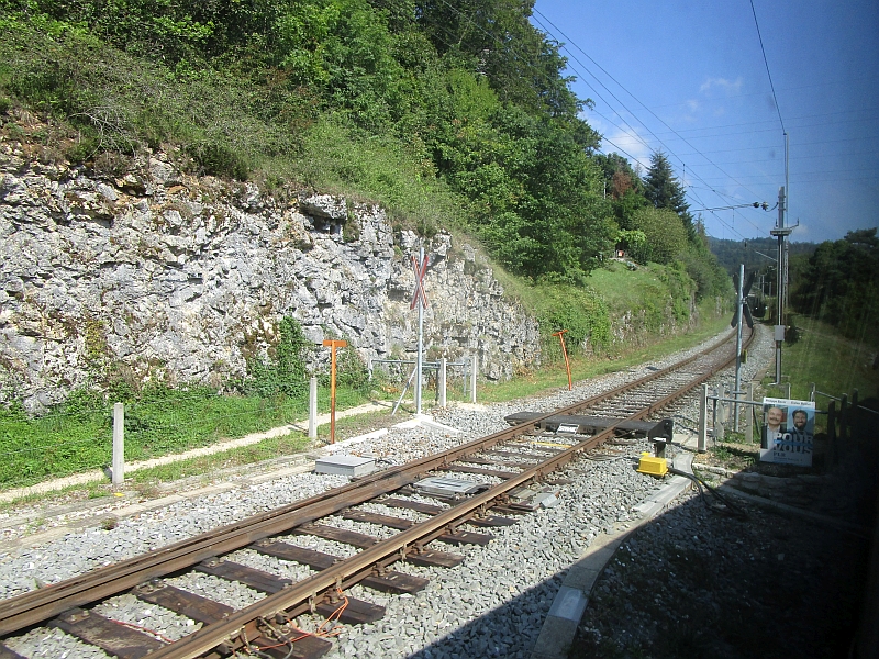 Zusammenlaufen der Gleise am Spitzkehrenbahnhof von Chambrelien