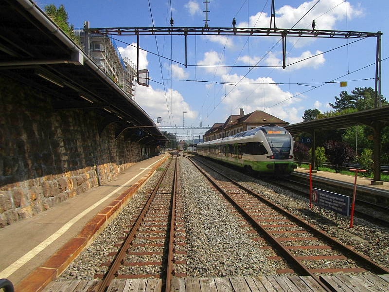Blick durch den rückwärtigen Führerstand bei der Ausfahrt aus dem Bahnhof Le Locle