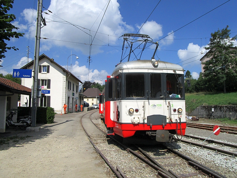 Triebwagen im Bahnhof Les Brenets