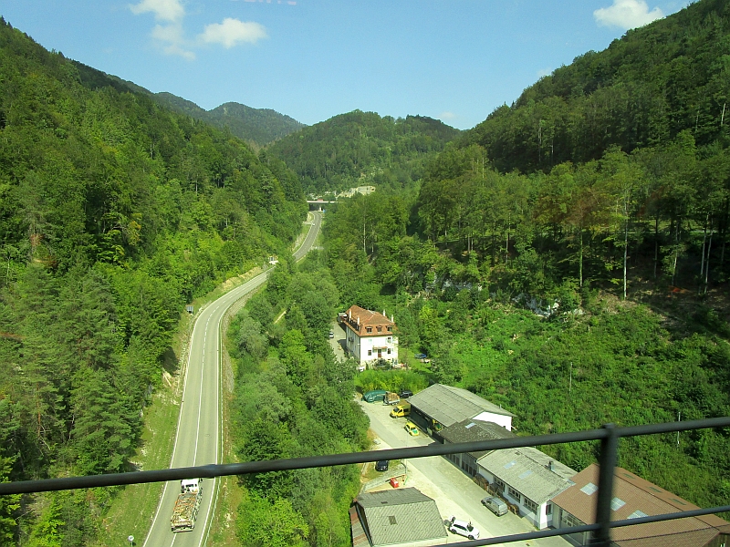 Fahrt auf dem Viadukt St. Ursanne durch die Jura-Landschaft