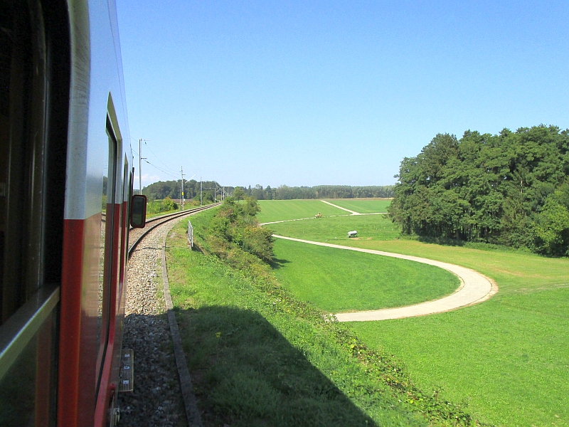 Blick aus dem Zugfenster auf die Strecke nach Bonfol