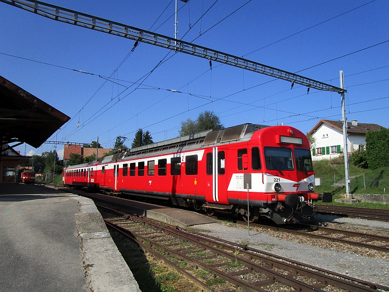Pendelzug im Bahnhof Bonfol