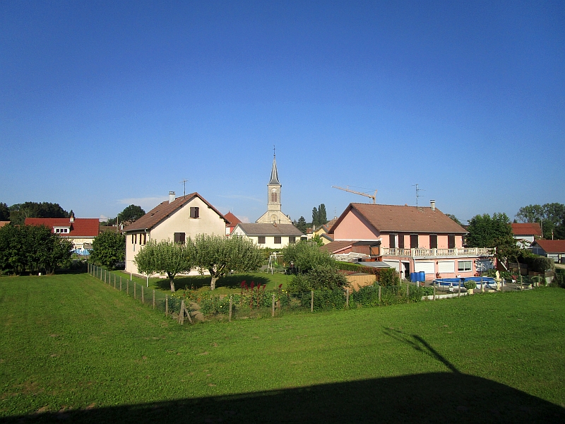 Blick vom Zug auf das Dorf Joncherey