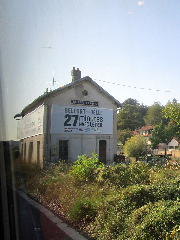 Werbung am Bahnhof Morvillars für die wiedereröffnete Bahnstrecke