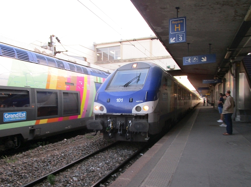Einfahrt eines TER 200-Zugs in den Bahnhof Mulhouse