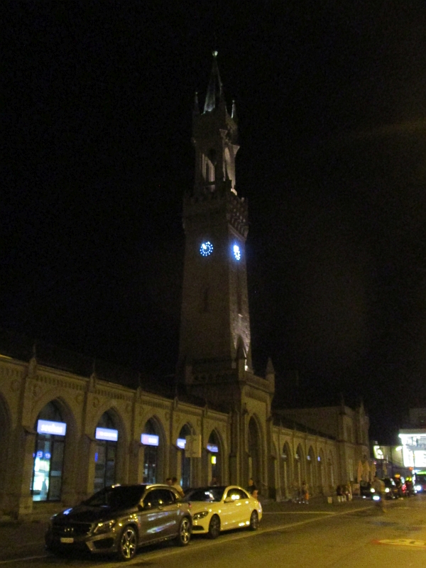 Bahnhof Konstanz mit Glockenturm bei Nacht