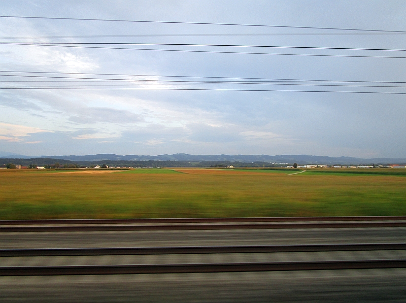 Blick aus dem Zugfenster bei der Fahrt auf der Westbahn durch Österreich