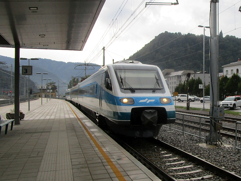 Einfahrt eines Neigetechnik-Zugs der Baureihe S� 310 in den Bahnhof Celje