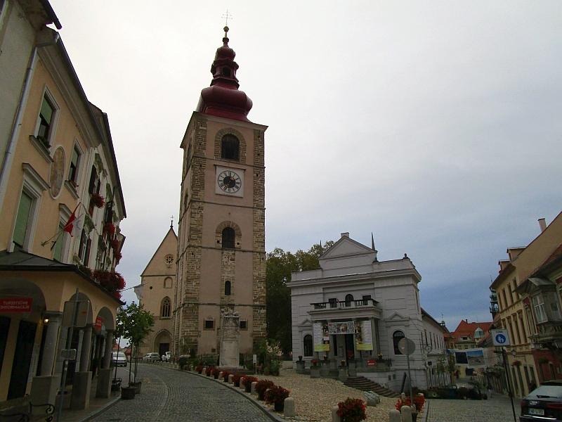 Stadtturm von Ptuj, rechts das Stadttheater, links die Sankt-Georgs-Kirche