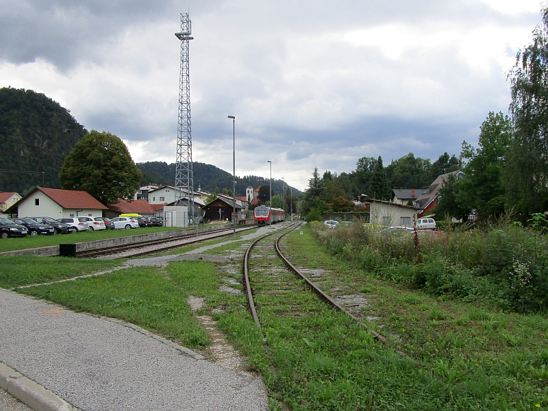 Zug nach der Ankunft am Endbahnhof Kamnik Graben