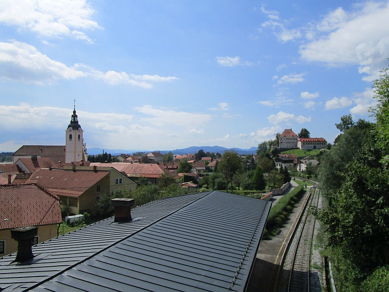 Blick über das Gleis zur Burg Zaprice (Steinbüchel)