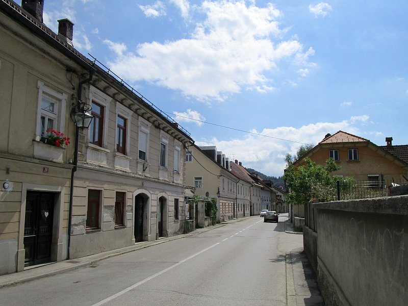 Fußweg durch Kamnik zum Endbahnhof Graben