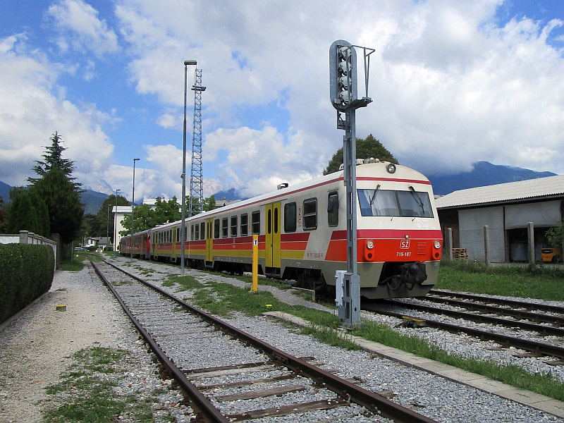Dieseltriebzug in Kanarček-Lackierung am Bahnhof Kamnik Graben