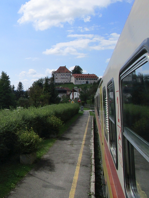 Blick vom Haltepunkt mesto zur Burg Zaprice Kamnik
