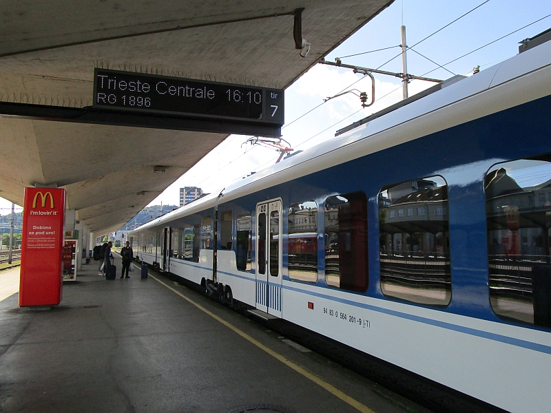 Anzeige des Zugs nach Trst / Trieste Centrale im Bahnhof Ljubljana